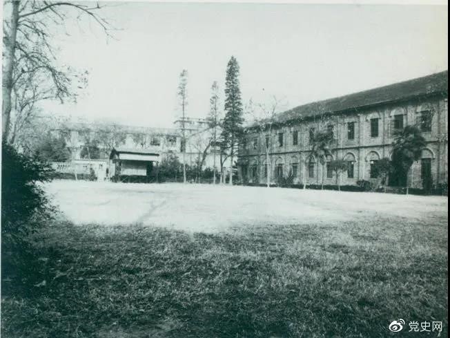 　　1927年3月18日，毛澤東出席在武昌舉行的河南武裝農(nóng)民代表大會，并作湖南農(nóng)運狀況報告。圖為大會會場——武昌農(nóng)講所大操場。