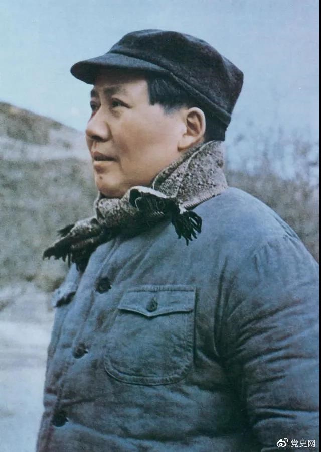 　　1947年3月18日，中共中央機關(guān)主動撤離延安。毛澤東和周恩來、任弼時等繼續(xù)留在陜北，指揮全國人民解放戰(zhàn)爭。這是轉(zhuǎn)戰(zhàn)陜北前夕的毛澤東。